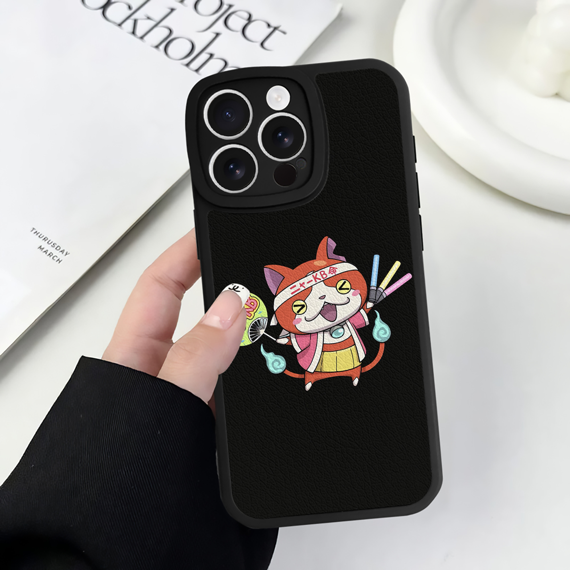 （画像用） 妖怪ウォッチ Yo-kai Watch 【iPhone 16シリーズ対応】シリコンスマホケース（レザー調） 材質：シリコン